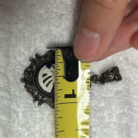 Unique skeleton cameo pendant - Picture 4 of 4